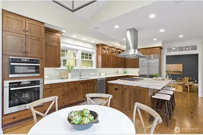 5801 Kensington Place N, Seattle, WA 98103 - Photo 8