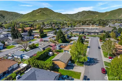 1517 4th Street, Wenatchee, WA 98801 - Photo 2