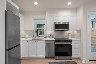 9225 B Densmore Avenue N, Seattle, WA 98103 - Photo 10