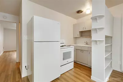 7618 Greenwood Avenue N, Seattle, WA 98103 - Photo 8