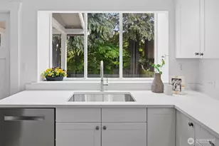 715 N 48th St, Seattle, WA 98103 - Photo 16