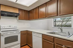 23003 Lakeview Dr, Mountlake Terrace, WA 98043 - Photo 6