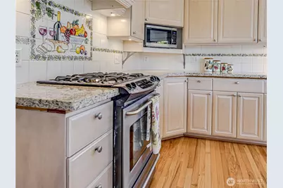 4026 Burke Avenue N, Seattle, WA 98103 - Photo 12