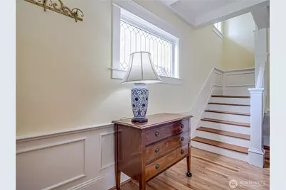 4026 Burke Avenue N, Seattle, WA 98103 - Photo 6