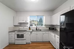 2204 S 12th St, Tacoma, WA 98405 - Photo 8