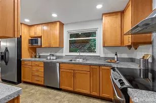327 108th Ave SE, Bellevue, WA 98004 - Photo 6