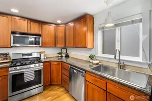 337 N 105th St, Seattle, WA 98133 - Photo 4
