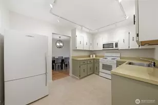 2565 Dexter Ave N, Seattle, WA 98109 - Photo 12