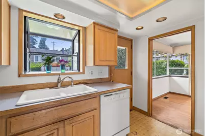 8403 S 120th St, Seattle, WA 98178 - Photo 16