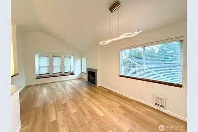 12043 Bartlett Avenue NE, Seattle, WA 98125 - Photo 2