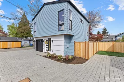 9537 Dayton Avenue N, Seattle, WA 98103 - Photo 2