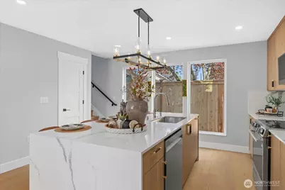 9537 Dayton Avenue N, Seattle, WA 98103 - Photo 10