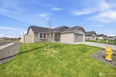 700 Regina Place, Grandview, WA 98930 - Photo 2