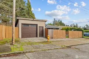 8250 Corliss Ave N, Seattle, WA 98103 - Photo 18