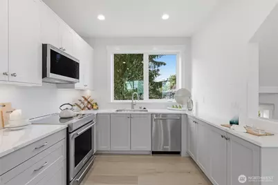 8815 Densmore Avenue N #B, Seattle, WA 98103 - Photo 4