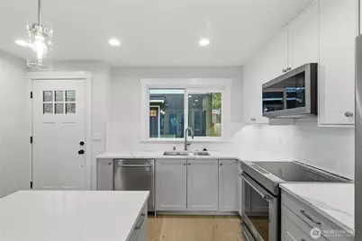 8817 Densmore Avenue N, Seattle, WA 98103 - Photo 4