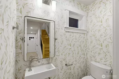 8817 Densmore Avenue N, Seattle, WA 98103 - Photo 10