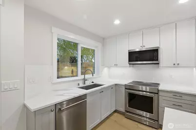 8817 Densmore Avenue N, Seattle, WA 98103 - Photo 6