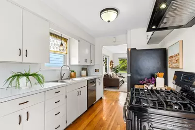 705 N 104th Street, Seattle, WA 98133 - Photo 8