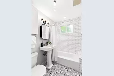 705 N 104th Street, Seattle, WA 98133 - Photo 10