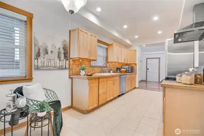 1116 6th Avenue N, Seattle, WA 98109 - Photo 12