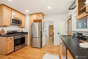 2208 NE 75th St, Seattle, WA 98115 - Photo 8