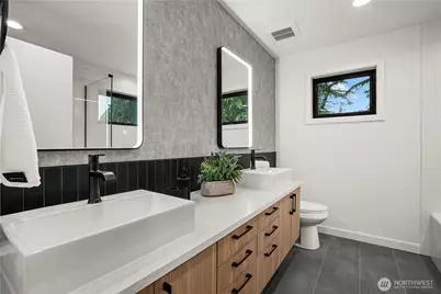 13022 Corliss Avenue N, Seattle, WA 98133 - Photo 32
