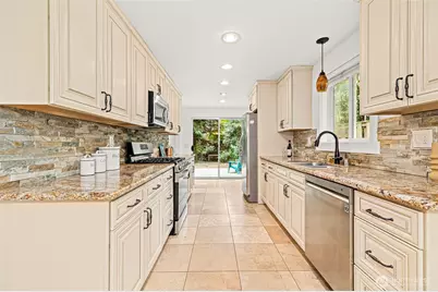 10758 Ashworth Avenue N, Seattle, WA 98133 - Photo 12