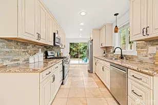 10758 Ashworth Ave N, Seattle, WA 98133 - Photo 12
