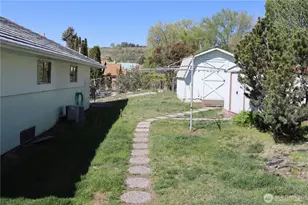 10 W Dewberry Ave, Omak, WA 98841 - Photo 4