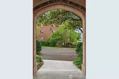 404 E Harrison Street #101, Seattle, WA 98102 - Photo 22