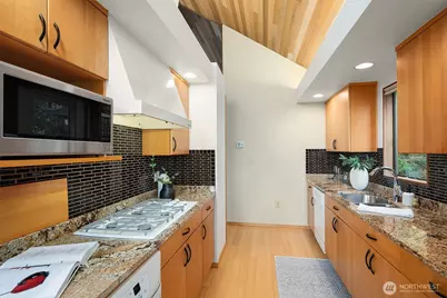 7931 E Mercer Way, Mercer Island, WA 98040 - Photo 12
