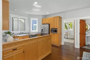 9039 North Town Dr NE, Bainbridge Island, WA 98110 - Photo 8