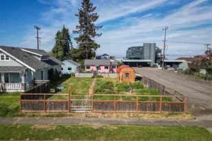 233 W 3rd St, Port Angeles, WA 98362 - Photo 2