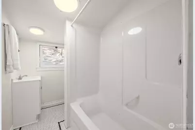 233 W Third Street, Port Angeles, WA 98362 - Photo 20