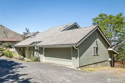 1704 Skyline Drive, Wenatchee, WA 98801 - Photo 2