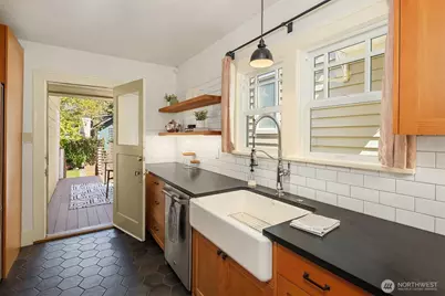 546 N 75th Street, Seattle, WA 98103 - Photo 10