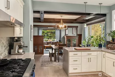6411 Woodland Place N, Seattle, WA 98103 - Photo 2