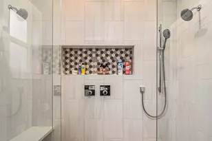 6411 Woodland Pl N, Seattle, WA 98103 - Photo 12