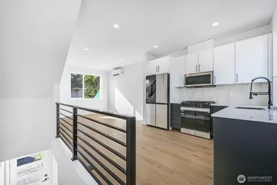 902 N 107th Street, Seattle, WA 98133 - Photo 6