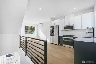 902 N 107th St, Seattle, WA 98133 - Photo 6