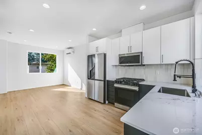 902 N 107th Street, Seattle, WA 98133 - Photo 8