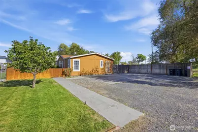 1827 W Bemis Street, Moses Lake, WA 98837 - Photo 2