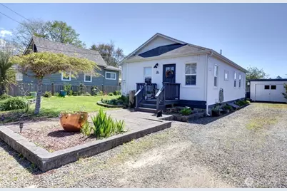 319 10th St NE, Long Beach, WA 98631 - Photo 1