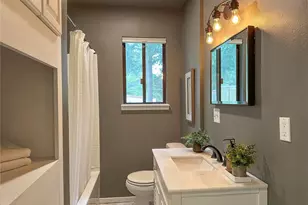 912 NE 115th St, Seattle, WA 98125 - Photo 16