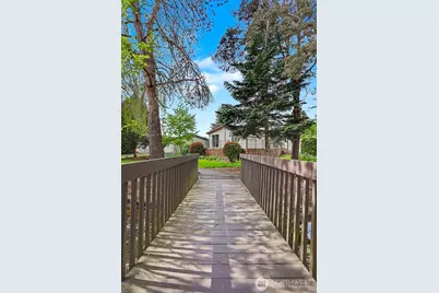 23809 Lake Drive E, Bothell, WA 98021 - Photo 34