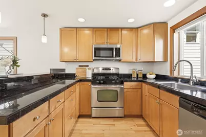 9243 Ashworth Avenue N #B, Seattle, WA 98103 - Photo 10