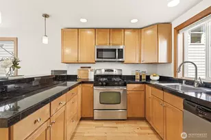 9243 Ashworth Ave N, Seattle, WA 98103 - Photo 10