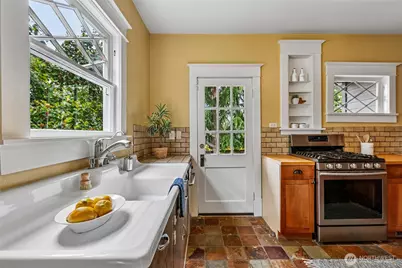 4015 Ashworth Avenue N, Seattle, WA 98103 - Photo 12