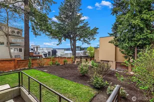 13327 Holmes Point Dr NE, Kirkland, WA 98034 - Photo 16